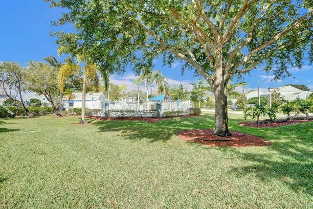 8465 Waterford Cir, Tamarac, FL 33321