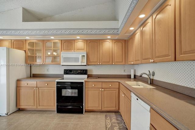 8465 Waterford Cir, Tamarac, FL 33321