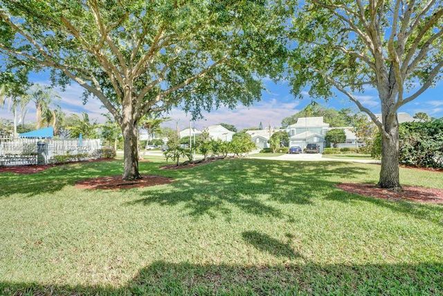 8465 Waterford Cir, Tamarac, FL 33321