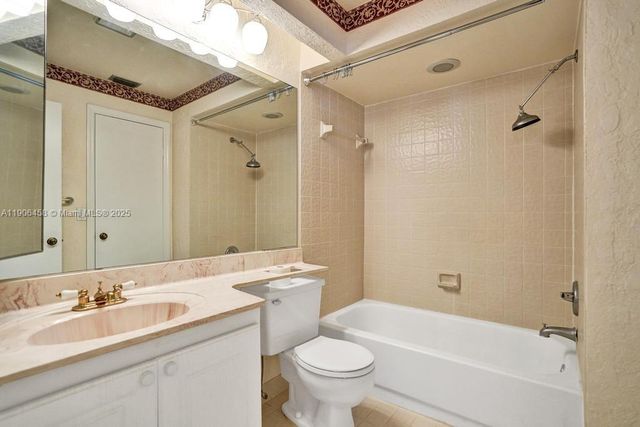 8465 Waterford Cir, Tamarac, FL 33321