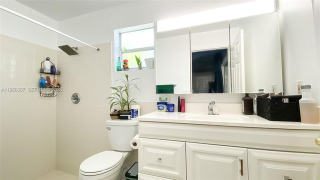 7105 NW 73rd Ave, Tamarac, FL 33321