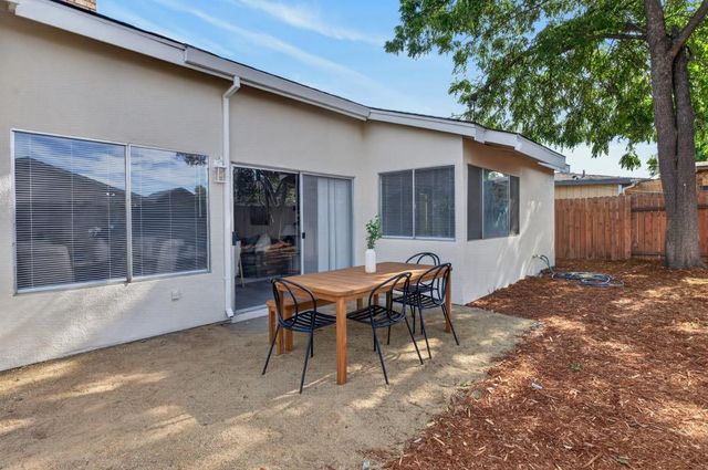 7828 Rockhurst Way, Sacramento, CA 95828