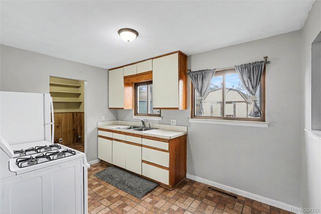 2423 N Long Lake Road, Fenton Charter Township, MI 48430