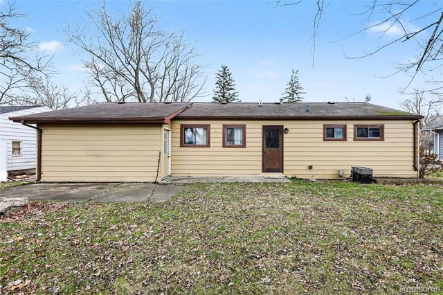 2423 N Long Lake Road, Fenton Charter Township, MI 48430