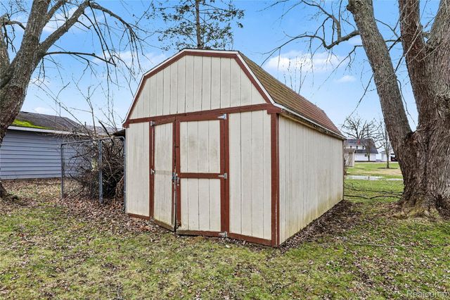 2423 N Long Lake Road, Fenton Charter Township, MI 48430