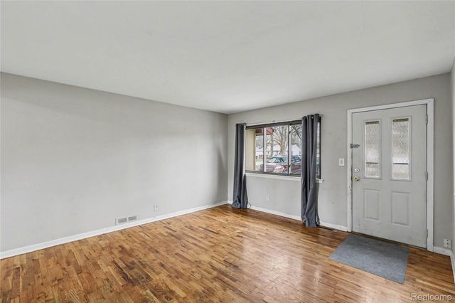 2423 N Long Lake Road, Fenton Charter Township, MI 48430