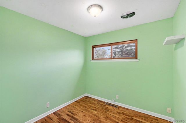 2423 N Long Lake Road, Fenton Charter Township, MI 48430