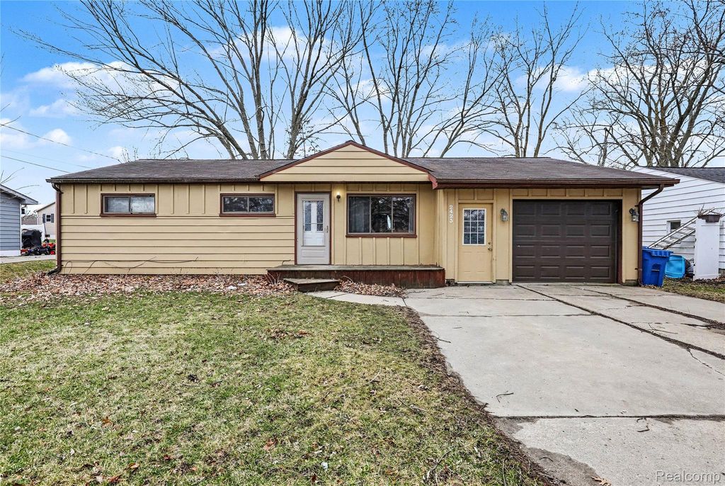 2423 N Long Lake Road, Fenton Charter Township, MI 48430