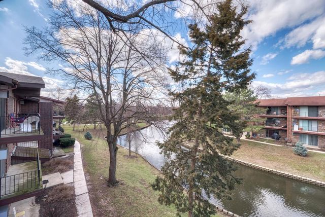 2440 Waterbury Drive 305, Woodridge, IL 60517