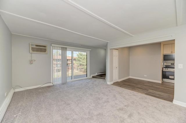 2440 Waterbury Drive 305, Woodridge, IL 60517