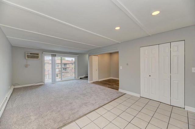 2440 Waterbury Drive 305, Woodridge, IL 60517