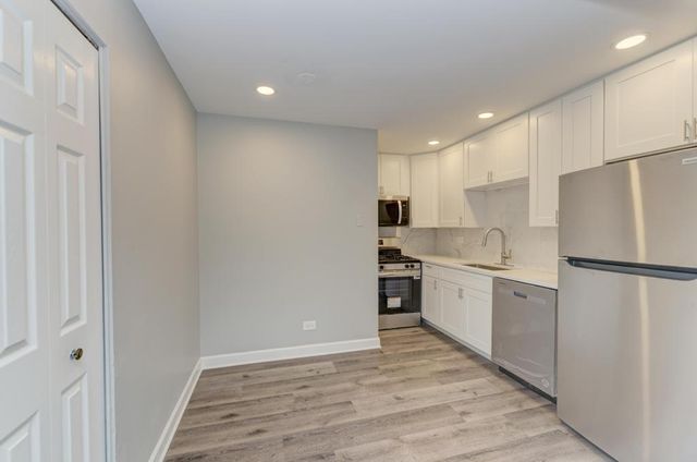 2440 Waterbury Drive 305, Woodridge, IL 60517