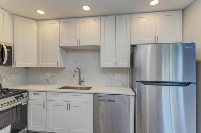 2440 Waterbury Drive 305, Woodridge, IL 60517