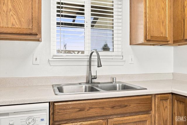 109 Blanding Court, Bakersfield, CA 93309
