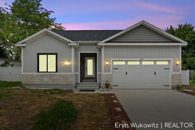 409 6 Mile Road NW, Comstock Park, MI 49321