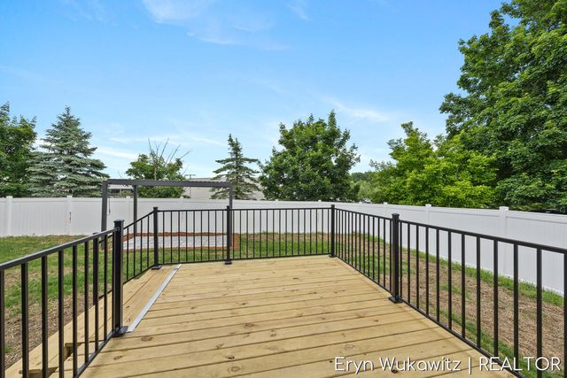 409 6 Mile Road NW, Comstock Park, MI 49321