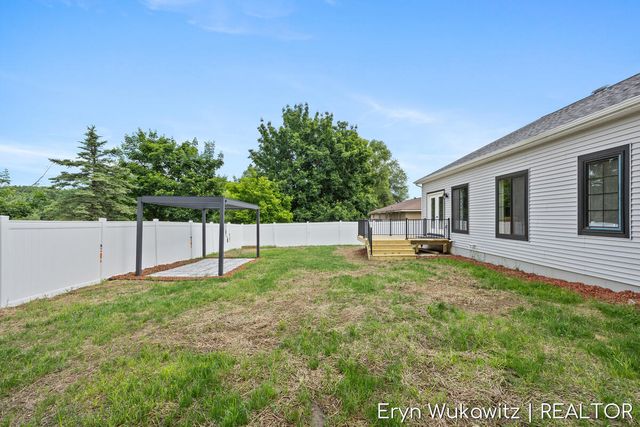 409 6 Mile Road NW, Comstock Park, MI 49321