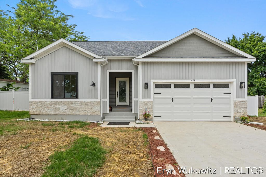 409 6 Mile Road NW, Comstock Park, MI 49321