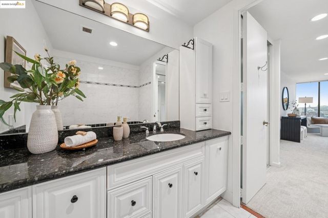 565 Bellevue Ave. 1502, Oakland, CA 94610