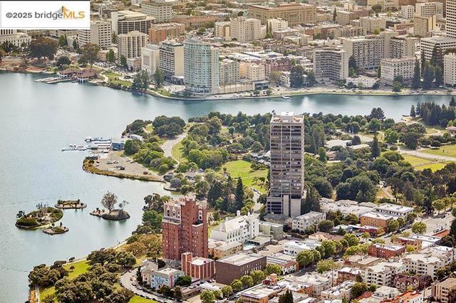 565 Bellevue Ave. 1502, Oakland, CA 94610