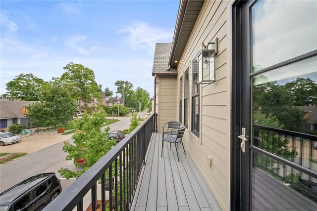 220 SE B Street, Bentonville, AR 72712