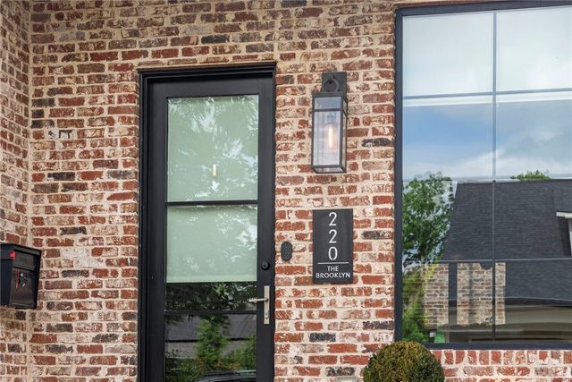 220 SE B Street, Bentonville, AR 72712