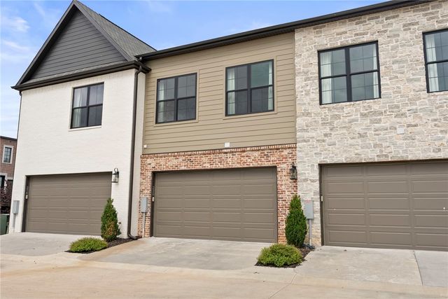 220 SE B Street, Bentonville, AR 72712