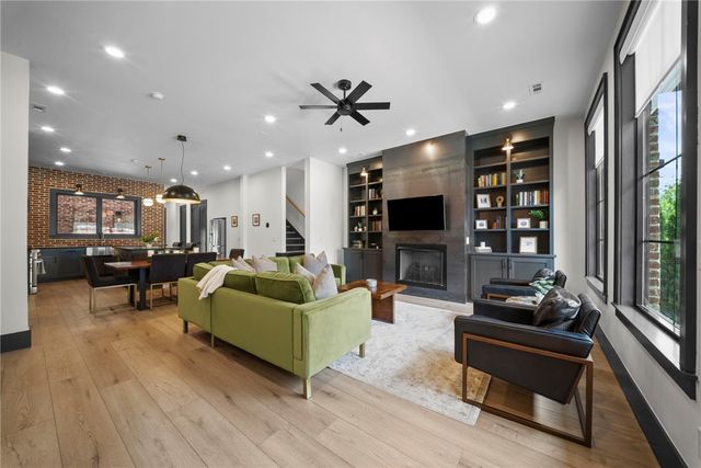 220 SE B Street, Bentonville, AR 72712