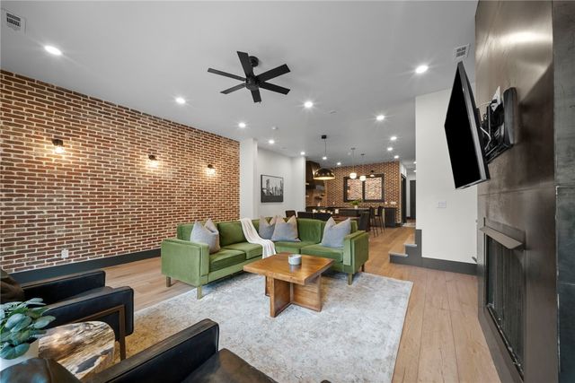 220 SE B Street, Bentonville, AR 72712