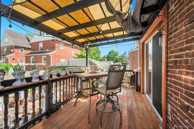 65 Bixley Heath, Lynbrook, NY 11563