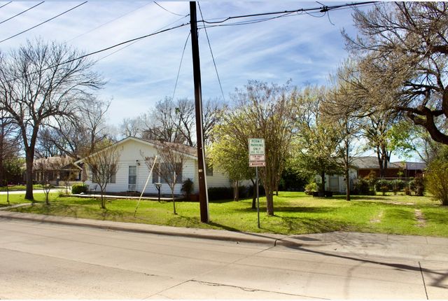 422 Smith Street, Grapevine, TX 76051