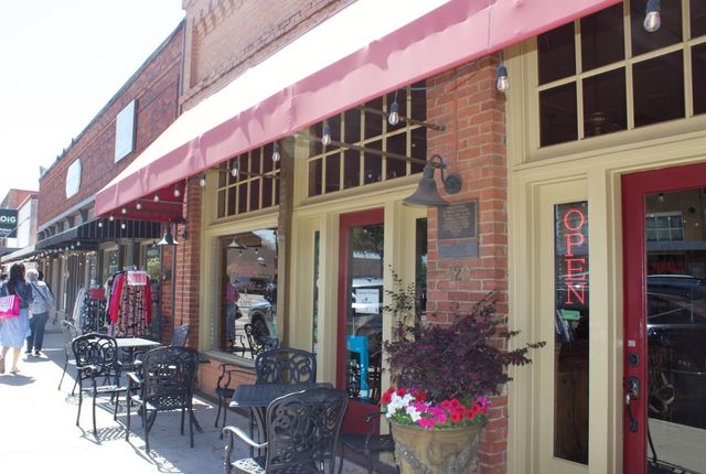 422 Smith Street, Grapevine, TX 76051