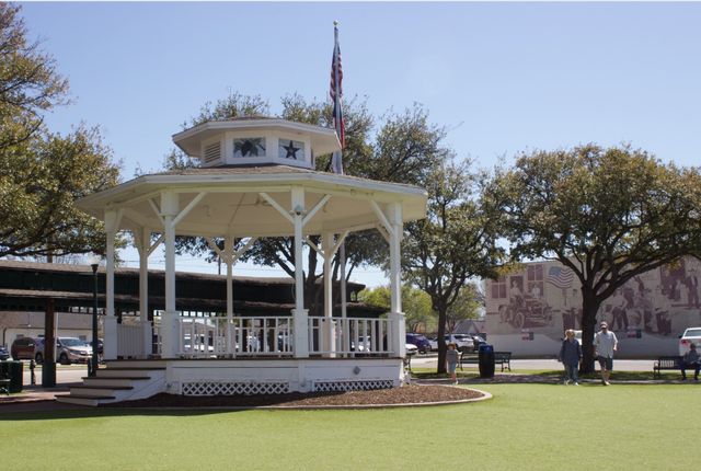 422 Smith Street, Grapevine, TX 76051