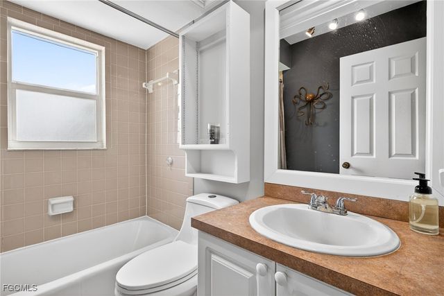 916 SE 31st LN, Cape Coral, FL 33904