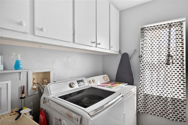 916 SE 31st LN, Cape Coral, FL 33904