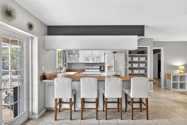 916 SE 31st LN, Cape Coral, FL 33904