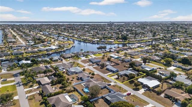 916 SE 31st LN, Cape Coral, FL 33904