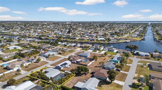 916 SE 31st LN, Cape Coral, FL 33904