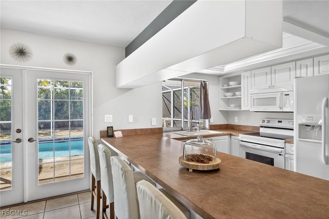 916 SE 31st LN, Cape Coral, FL 33904