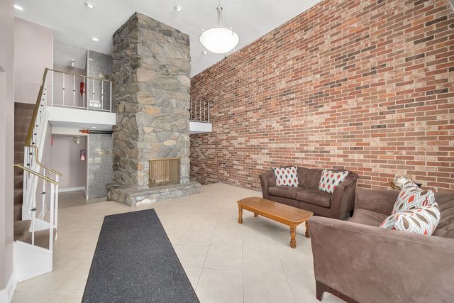 850 Lorraine Road 2M, Wheaton, IL 60187