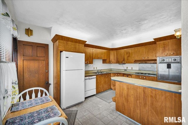 914 WASHINGTON Street, Pekin, IL 61554