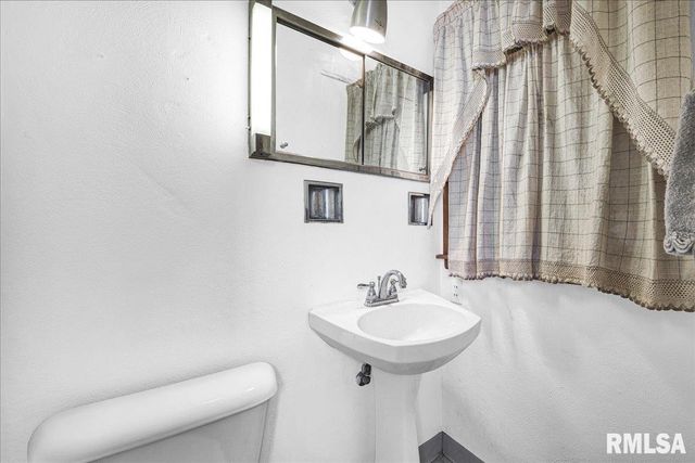 914 WASHINGTON Street, Pekin, IL 61554