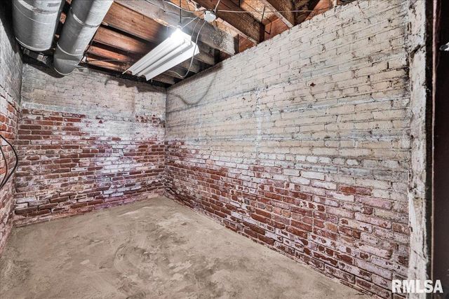 914 WASHINGTON Street, Pekin, IL 61554