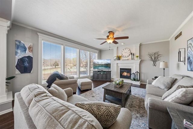 5924 NE Parks View Place, Lee's Summit, MO 64064