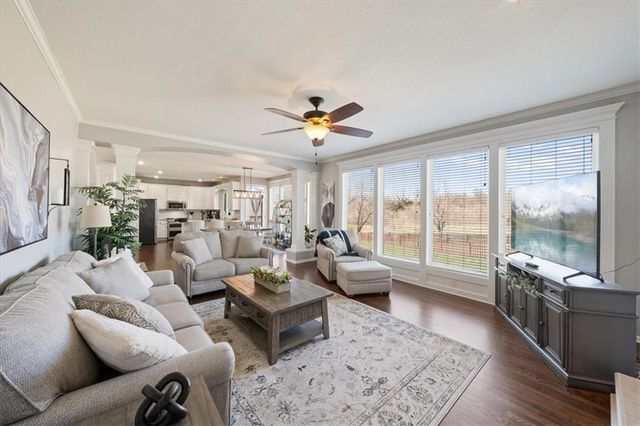 5924 NE Parks View Place, Lee's Summit, MO 64064