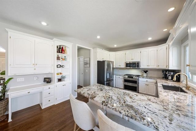 5924 NE Parks View Place, Lee's Summit, MO 64064