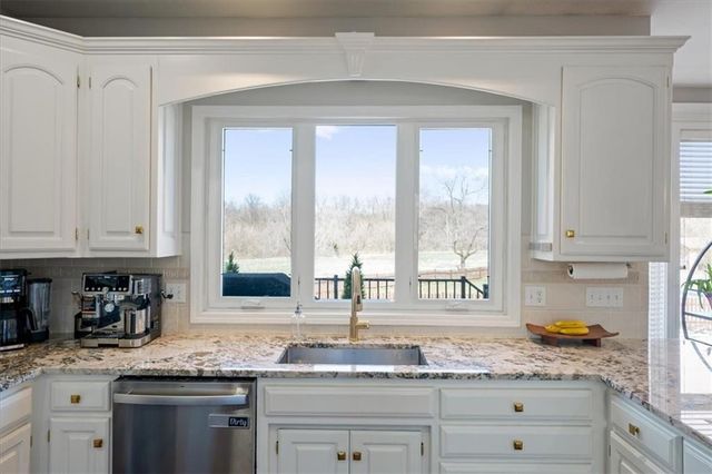 5924 NE Parks View Place, Lee's Summit, MO 64064