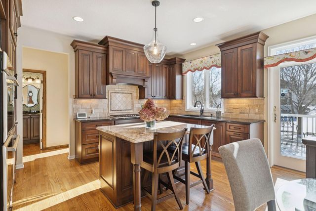 2717 Edgewater Bay, Woodbury, MN 55125