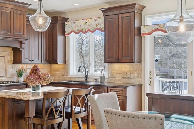 2717 Edgewater Bay, Woodbury, MN 55125