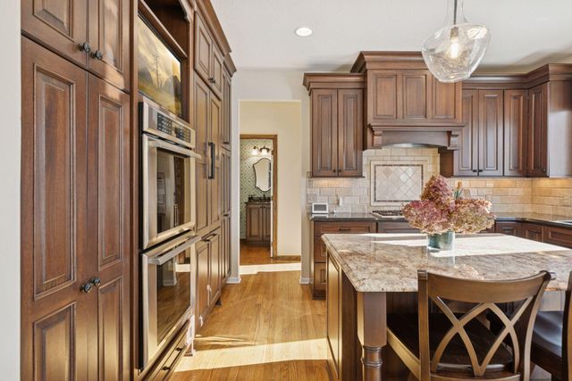 2717 Edgewater Bay, Woodbury, MN 55125